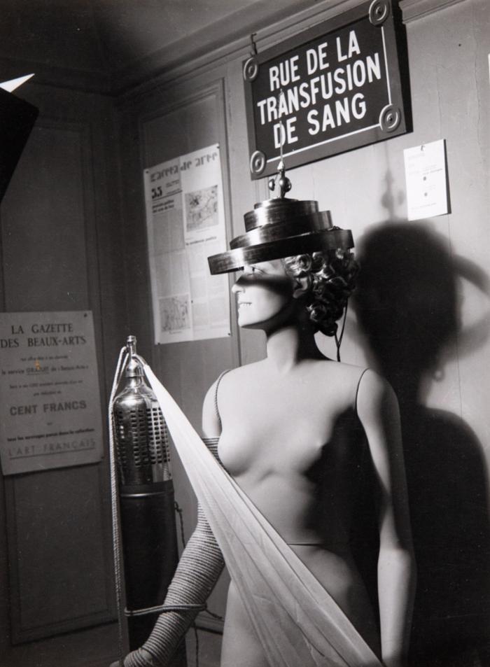 Mannequins du Oscar Dominguez, Exposition Internationale du Surrealisme
