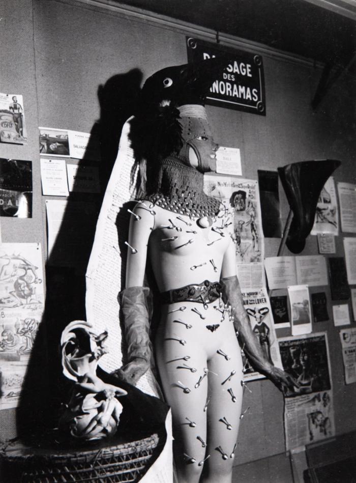 MANNEQUIN 'EXPLOSION' DU SALVADOR DALI, EXPOSITION INTERNATIONALE DU SURREALISME