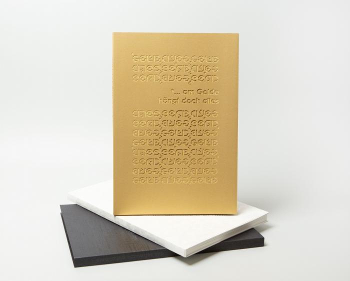 (1) wie weiß ist wissen die weisen. Lyrik und Prosa zur Farbe Weiß. Weiß illustriert von John Gerard, Anne von Karstedt, Thomas Marutschke, Joseph Johannes Visser, Svato Zapletal. Großhansdorf: 2006. Mit zahlr. OrGraphiken in Präge-, Stanz- und Lasertechniken. - Eines von 150 Ex. (GA 180) ohne Nummer und unsign. mit 2 beigelegten OrGraphiken. 
(2) das schwarze geheimnis. Lyrik und Prosa zur Farbe Schwarz. Schwarz illustriert von Hannes Binder, John Gerard, Anne von Karstedt, Thomas Marutschke, Klaus Raasch, Felix Scheinberger, Joseph Johannes Visser, Svato Zapletal. Mit zahlr. Illustr. im Siebdruckverfahren mit Veredelungen durch Relieflacke und Heißfolienklebungen. Großhansdorf 2010. - Ex. VIII/25 der VA (GA 180) mit Suite: vier sign. OrGraphiken von J. Gerard, Anne v. Karstedt, Th. Marutschke unmd S. Zapletal. 
(3) ... am Golde hängt doch alles. Lyrik und Prosa zur Farbe Gold. Mit goldenen Illustrationen von Hannes Binder, Albrecht v. Bodecker, Arthur Dieckhoff, Klaus Ensikat, John