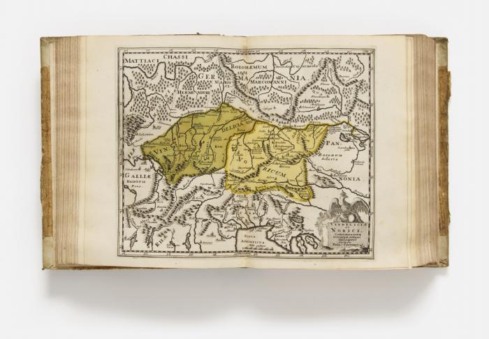 Introductio in universam Geographiam. Tam veterem quam novam, Tabulis Geographicis XLVI. ac Notis olim ornata à Johanne Bunone, Jam verò locupletata Additamentis & Annotationibus Joh. Frid. Hekelii& Joh. Reiskii.