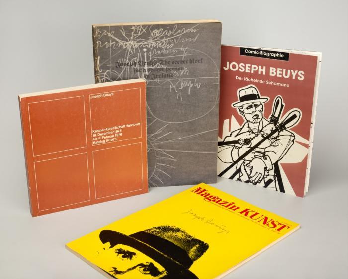 Sammlung von 26 Ausstellungskatalogen und anderen Veröffentlichungen von und über Joseph Beuys, davon 20 signiert.