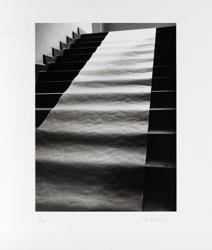 Papierbahn auf Treppe
