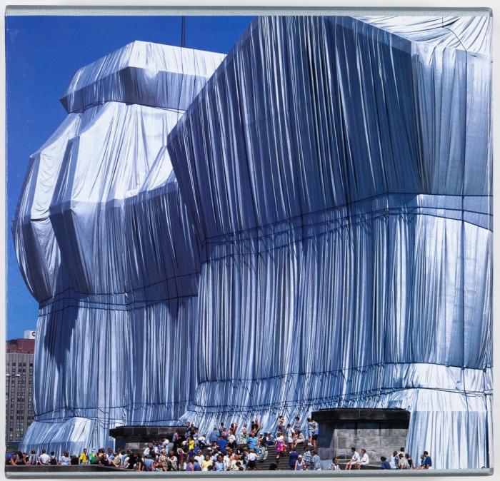 Wrapped Reichstag Berlin 1971 - 95. Photographs: Wolfgang Volz. Picture Notes: David Bourdon.