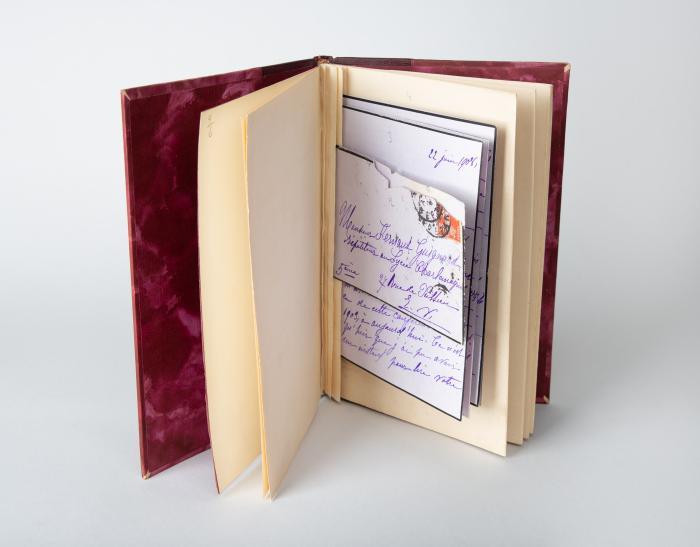 A. Zola. 2 eigenh. Briefe mit U.; 13. u. 22.VI.1908. Zus. mit 1 Briefumschlag eingebunden in das Buch „Émile Zola (L'homme et l'oeuvre)“.