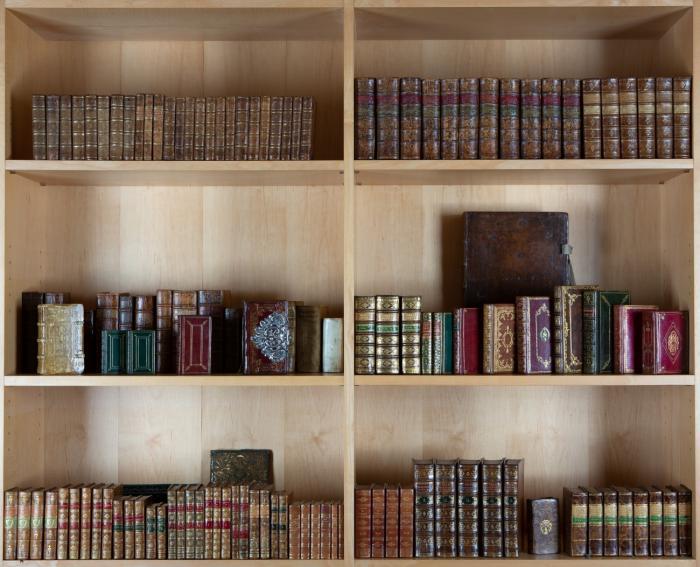 46 Werke in 126 Bänden. Darunter zahlr. Gebets- und Erbauungsbücher, eine niederländische Bibel, französische Bibel, Schriften von Gesssner, La Fontaine, Racine, Swift, Seneca, Grécourt sowie einige Elzevir-Drucke und 1 Druck aus dem 16. Jh. von Ulrich von Hutten. Bis auf einen Folioband von 34 x 22 cm liegen die Buchformate zwischen ca.  9 x 5 cm bis 13 x 8 cm bis 18 x 10 cm. - Beilage: 1) 2 bestickte Samtumschläge bzw. eine Kuverttasche in Dunkelgrün mit Gold, beide ca. 18 x 12 cm. 2) 1 kleine Urkunde mit Wachssiegel über die Vererbung eines Bauerngutes in Österreich. Ca. 12,8 x 29 cm. Berchtesgaden 1779.