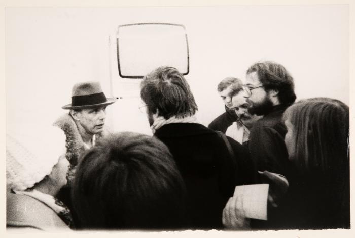 JOSEPH BEUYS (DISKUSSION: ZEIGE DEINE WUNDE)