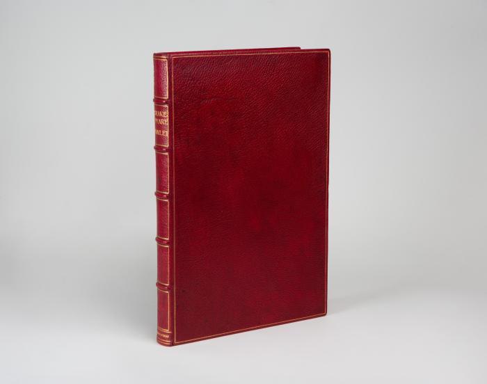 WILLIAM SHAKESPEARE
Die tragische Geschichte von Hamlet Prinzen von Dänemark, in deutscher Sprache. Neu übersetzt und eingerichtet von Gerhart Hauptmann, begleitet von Auszügen, die den Geschichten von Saxo Grammaticus und François de Belleforest und der Hystorie of Hamlet entnommen sind. Mit Figurinen und Holzschnitten gezeichnet und geschnitten von Edward Gordon Craig. Weimar: gedruckt auf der Cranach Presse 1928(-29). Ausgabe durch den Insel-Verlag in Leipzig und S. Fischer in Berlin.