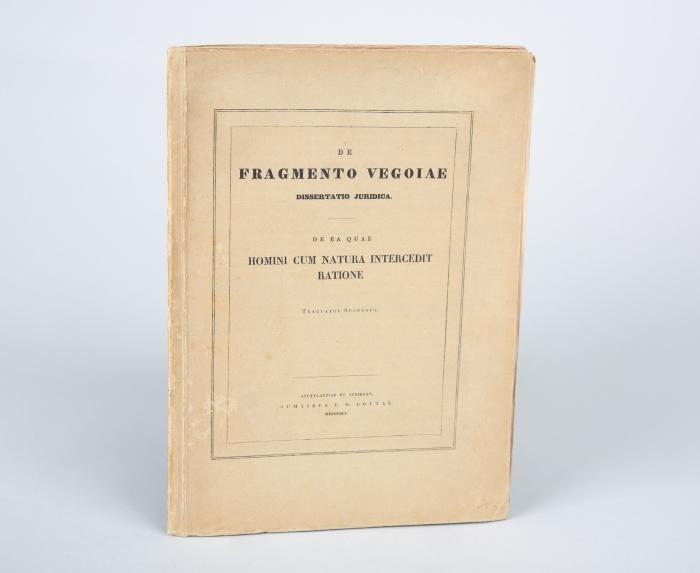Goethe, Wolfgang Maximilian von: De Fragmento Vegoiae, cuius sit momenti in tractandis antiquitatibus juris Romani, dissertatio. Stuttgart und Tübingen: J. G. Cotta 1845. 22,3 x 16,2 cm. 38 SS. OrBroschur.