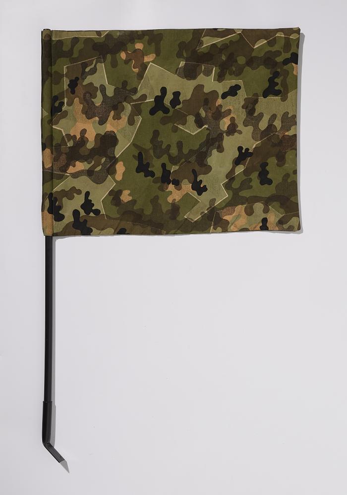 Tarn-Fahne, ihre eigene Unsichtbarkeit signalisierend (Demonstrations-Objekt für Fahnen-Flüchtige)