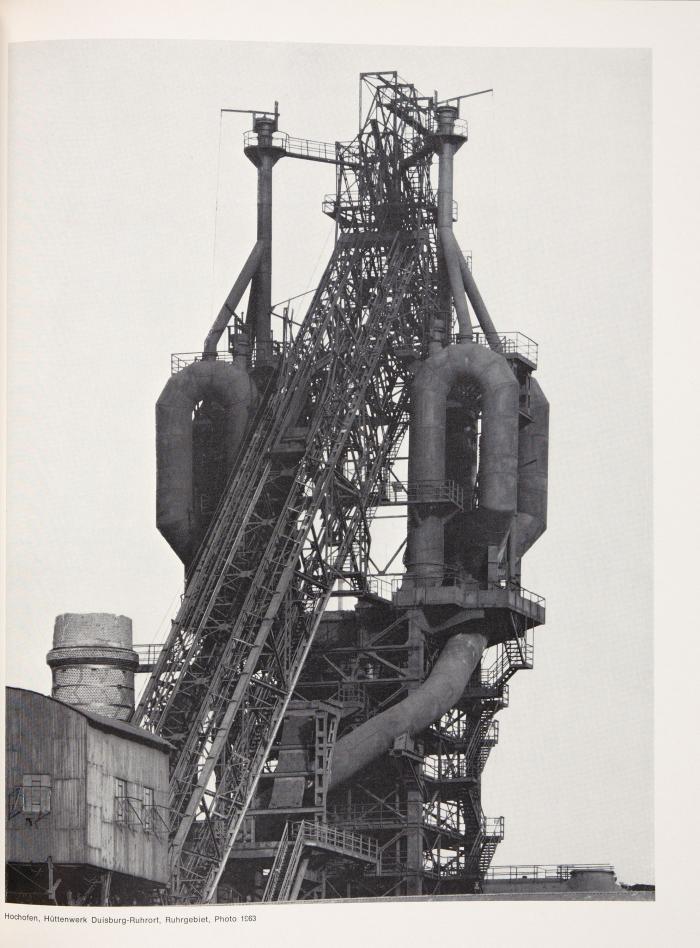 BERND UND HILLA BECHER
Anonyme Skulpuren. Eine Typologie technischer Bauten.