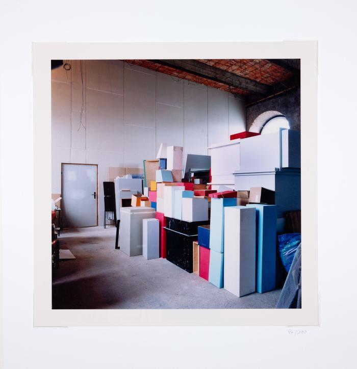 CANDIDA HÖFER
In ethnographischen Sammlungen. Köln: Walther König 2004. Mit 1 separaten, rückseitig sign., dat. u. num. C-Print („Museum für Völkerkunde Dresden 2000“) auf glattem Fotopapier von C. Höfer.