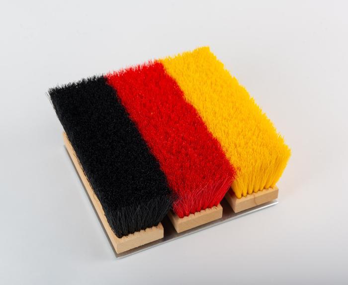 schwarz, rot, gold (Besen) 1998 / (Lego) 2003