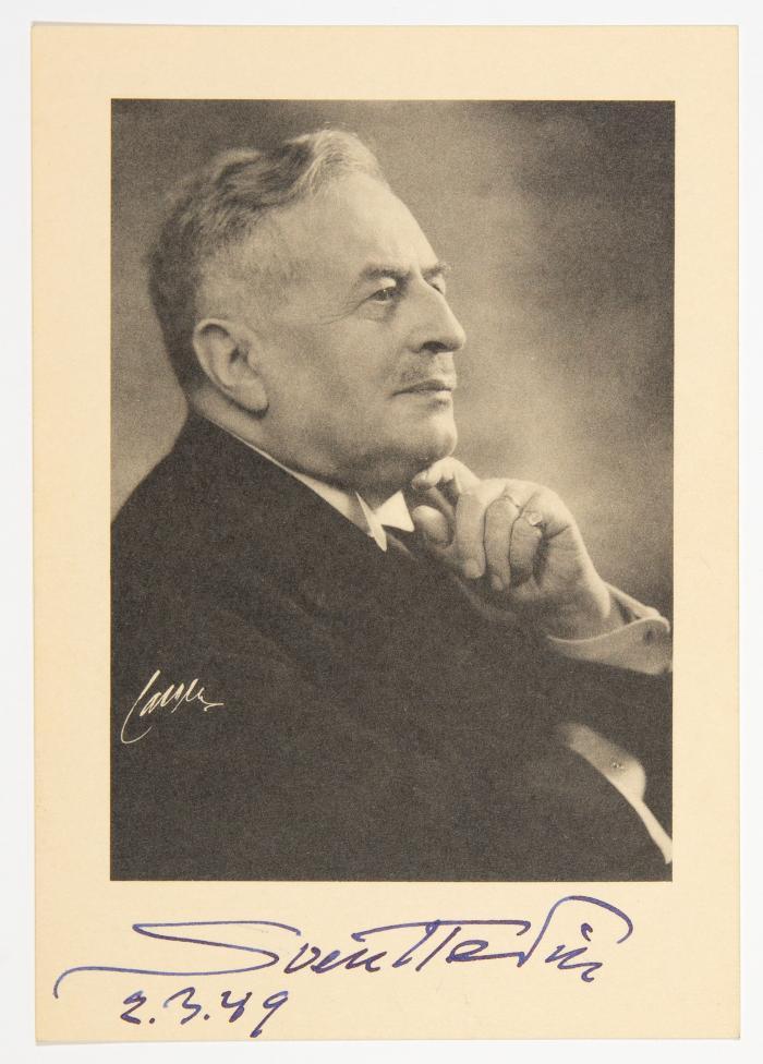 HEDIN, SVEN (Stockholm 1865 - 1952)
Geograph und Forschungsreisender.

Zwei Porträtpostkarten mit hs. Widmung und eigenhändiger Unterschrift am Unterrand der Vorderseite. Eine Karte datiert 2.3.49 mit hs. Dank für eine Zusendung auf der Rückseite.