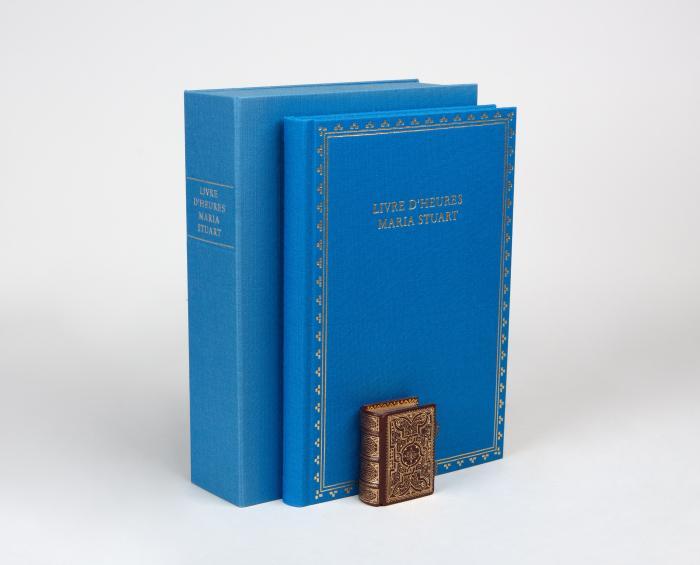 Faksimile. - Stundenbuch der Maria Stuart. Livre d'heures Maria Stuart. Handschrift aus dem Besitz des Herzoglichen Hauses Württemberg, entstanden 1510/15 in Tours. 2 Bände (Kommentar & Faksimile) mit Dokumentationsheft.