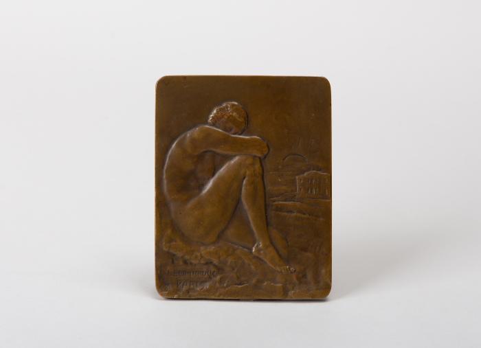 Hockende Frau vor Landschaft (Plakette zur Goldenen Hochzeit von Rudolf und Elisabeth Frowein)