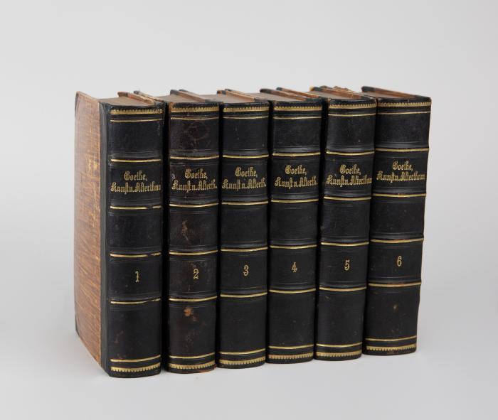 Ueber Kunst und Alterthum (Bd. I mit dem Hefttitel: ... in den Rhein und Mayn Gegenden). Von Goethe. (Das letzte Heft: Aus seinem Nachlaß hrsg. durch die Weimarischen Kunstfreunde). Erster Band, erstes Heft - Drittes Heft des sechsten und letzten Bandes. Zusammen 18 Hefte in 6 Bden.