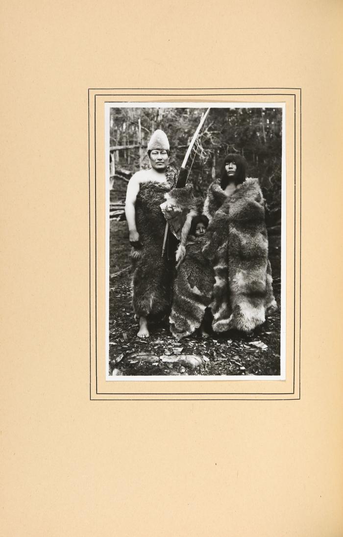 Die Feuerland-Indianer. Ergebnisse meiner vier Forschungsreisen in den Jahren 1918 bis 1924, unternommen im Auftrage des Ministerio de Instruccion Publica de Chile. 4 Textbde. und 1 (von 2) Tafelmappe. Mödling: Verlag der internationalen Zeitschrift „Anthropos“ und St. Gabriel 1931-74.