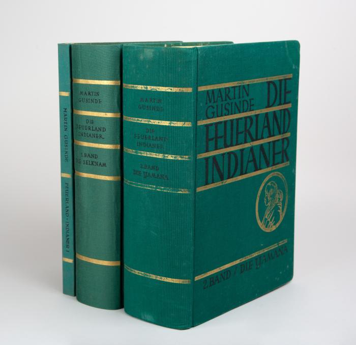 Die Feuerland-Indianer. Ergebnisse meiner vier Forschungsreisen in den Jahren 1918 bis 1924, unternommen im Auftrage des Ministerio de Instruccion Publica de Chile. Bde. I und II (von IV) und 1 (von 2) Tafelmappe. Mödling: Verlag der internationalen Zeitschrift „Anthropos“ 1931-37.