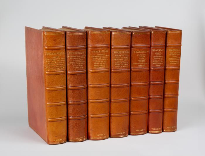 NONESUCH PRESS
WILLIAM SHAKESPEARE: The works. The text of the First Folio with Quarto variants and a selection of modern readings: edited by Herbert Farjeon. 7 Bde.