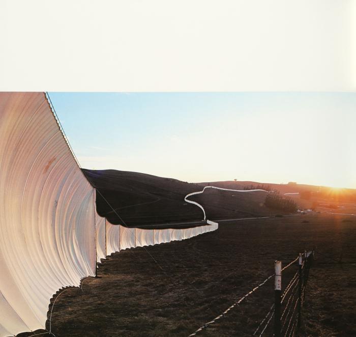 CHRISTO
G. GORGONI / C. TOMKINS / D. BOURDON: Running Fence. Sonoma and Marin Counties, California 1972-76.