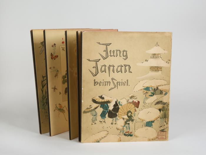 Japan. - Jung Japan beim Spiel.