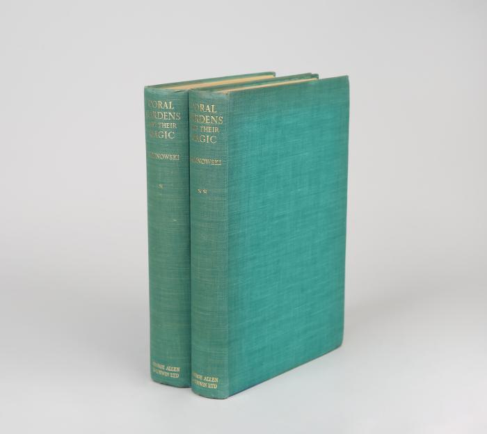 Coral Gardens and their Magic. A Study of the Methods of Tilling the Soil and of Agricultural Rites in the Trobriand Islands. 2 Bde.