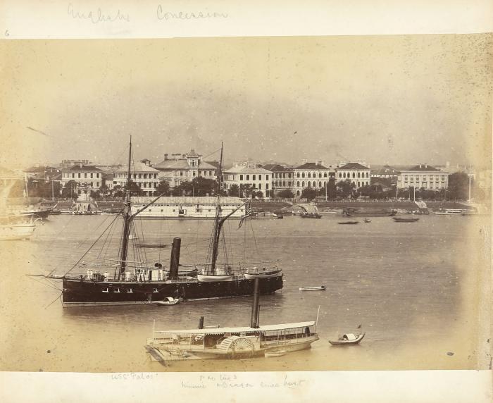 Shanghai / China. - Panoramaaufnahme des Shanghai Bund. 12 auf Karton montierte, als Leporello gebundene Albuminabzüge.