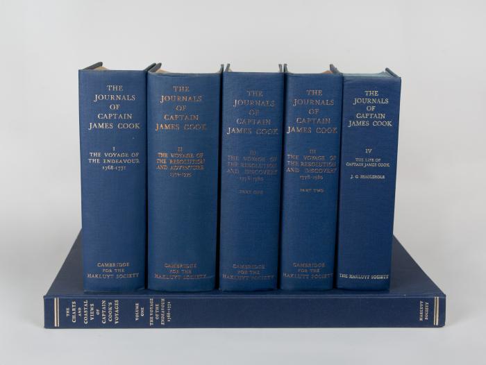 Cook. - Beaglehole, John Cawte (Hrsg.): The journals of Captain James Cook on his voyages of discovery. Edited from the original manuscript with the assistance of J. A. Williamson, J. W. Davidson and R. A. Skelton. 4 in 5 Bden u. ein Tafelband. Cambridge: University Press 1955-74 / London: Hakluyt Society 1988.