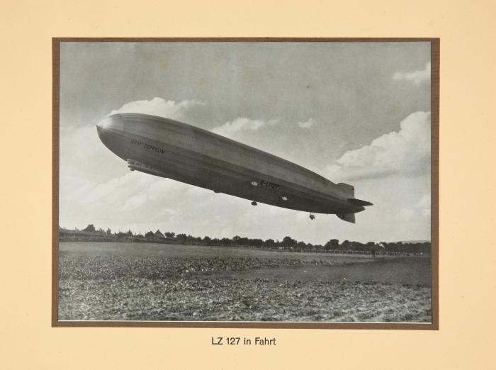 Zeppelin-Luftschiffe. 3 Bildbände und 1 Beilage.