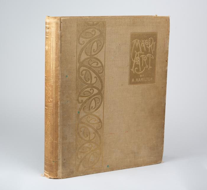 The art of workmanship of the Maori race in New Zealand: A series of Illustrations from specially taken photographs, with descriptive notes and essays on the canoes, habitations, weapons, ornaments, and dress of the Maoris, together with lists of the words in the Maori language used in relation to the subjects. 5 Teile in 1 Band.