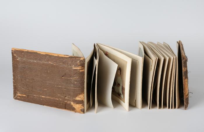 Japan.- Privates Fotoalbum in Leporelloform mit 50 montierten Fotos.