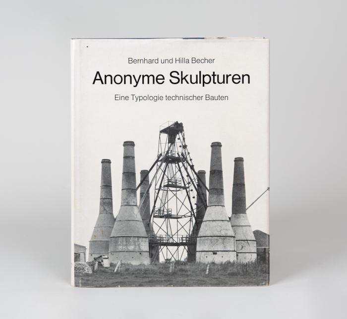 BERND u. HILLA BECHER
Anonyme Skulpturen. Eine Typologie technischer Bauten.