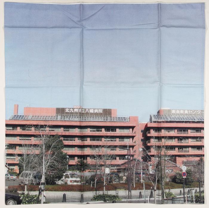 KITAKYUSHU, CENTER FOR CONTEMPORARY ART (CCA). 
3 reich illustrierte Ausstellungskataloge. 21 x 14, 5 cm. OrUmschläge.