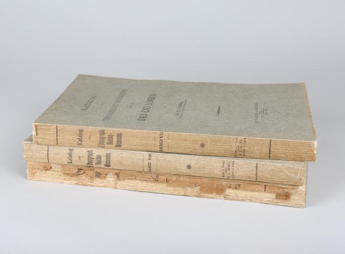Leiden-Kataloge:
3 Kataloge des Ethnographischen Reichsmuseums. Bände VII,VIII und XVII.