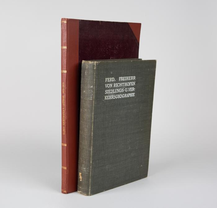 Vorlesungen über allgemeine Siedlungs- und Verkehrsgeographie. Bearb. und hrsg. von O. Schlüter. Berlin: D. Reimer 1908.