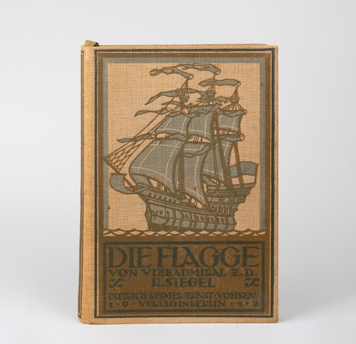 Siegel, R(udolf): Die Flagge. Geschichte der Entwickelung der auf den Kriegs- und Handelsschiffen zur Verwendung kommenden Flaggen unter Berücksichtigung des Gebrauchs von Flaggen zu Signal- und Salutzwecken. Hrsg. auf Veranlassung des Staatssekretärs des Reichs-Marine-Amts.