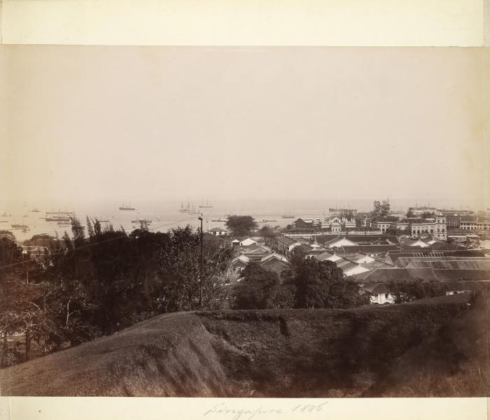 Singapur. – Fotografische Panoramaansicht von 1886.