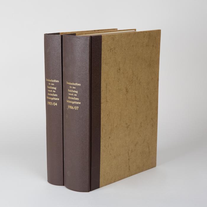 Deutsche Kolonien. - Denkschriften für den Reichstag betreffend die deutschen Schutzgebiete. 1897-1907 in 9 Sammelbänden.