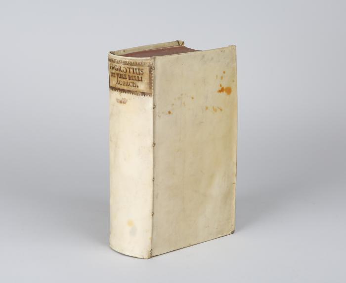 De jure belli ac pacis libri tres. In quibus jus naturae & Gentium, item juris publici praecipua explicantur. Cum annotatis auctoris, ex postrema ejus ante obitum cura.