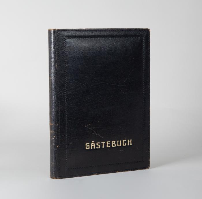 Gästebuch des Kölner Kultrestaurants „Bosporus“. Köln, 1983-2005. 26,3 x 19,7 cm. Mit Gefälligkeitszeichnungen von Georg Baselitz, A. R. Penck, Jörg Immendorff u. a. 147 Blatt mit zahlreichen prominenten Eintragungen. Schwarzes Leder mit Deckelprägung in Silber. Vollgoldschnitt.