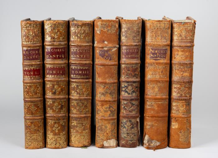 Recueil d'antiquites egyptiennes, etrusques, grecques et romaines. 6 Bde. und Supplement-Band in 7 Bdn. (Mischaufl.). Paris: Desaint & Saillant (Bd. I; III), Duchesne (Bd. II)  und Tilliard (Bd. IV-VII)