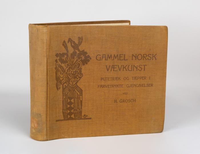 Gammel Norsk Vaevkunst. Putetraek og Taepper I Farvetrykte Gjengivelser.